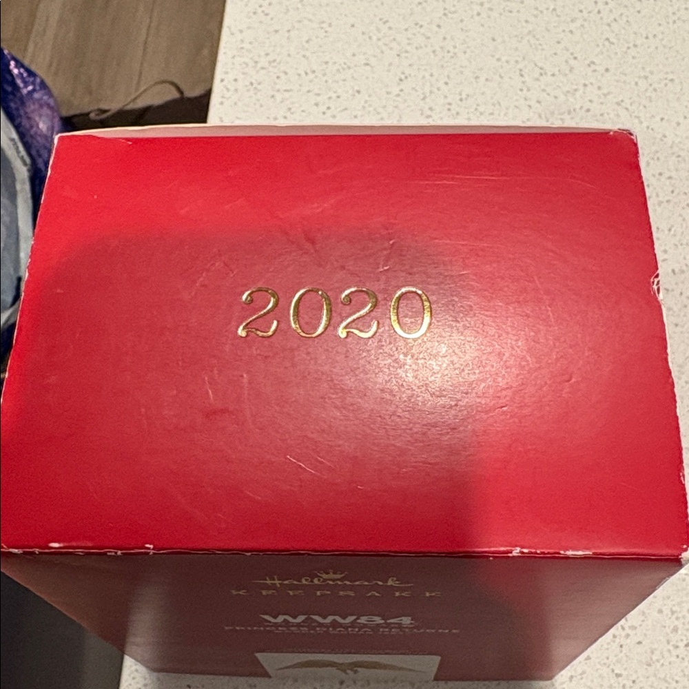 Hallmark Keepsake WW84 Ornament in Red and Gold - Picture 2 of 2